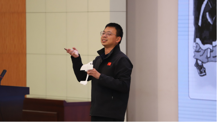 解鎖航空航天硬核前沿知識(shí) 點(diǎn)燃學(xué)子逐夢(mèng)藍(lán)天熾熱初心——中國(guó)民航大學(xué)副教授談斌到云南安寧中學(xué)講授航空航天知識(shí)2434.png