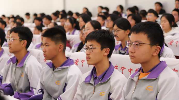 解鎖航空航天硬核前沿知識(shí) 點(diǎn)燃學(xué)子逐夢(mèng)藍(lán)天熾熱初心——中國(guó)民航大學(xué)副教授談斌到云南安寧中學(xué)講授航空航天知識(shí)1919.png