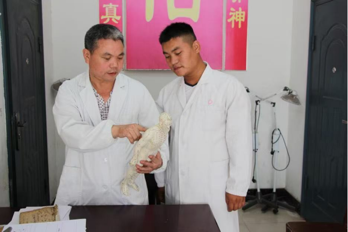 正骨传薪,医泽天下——记非遗传承人黄应圣966.png